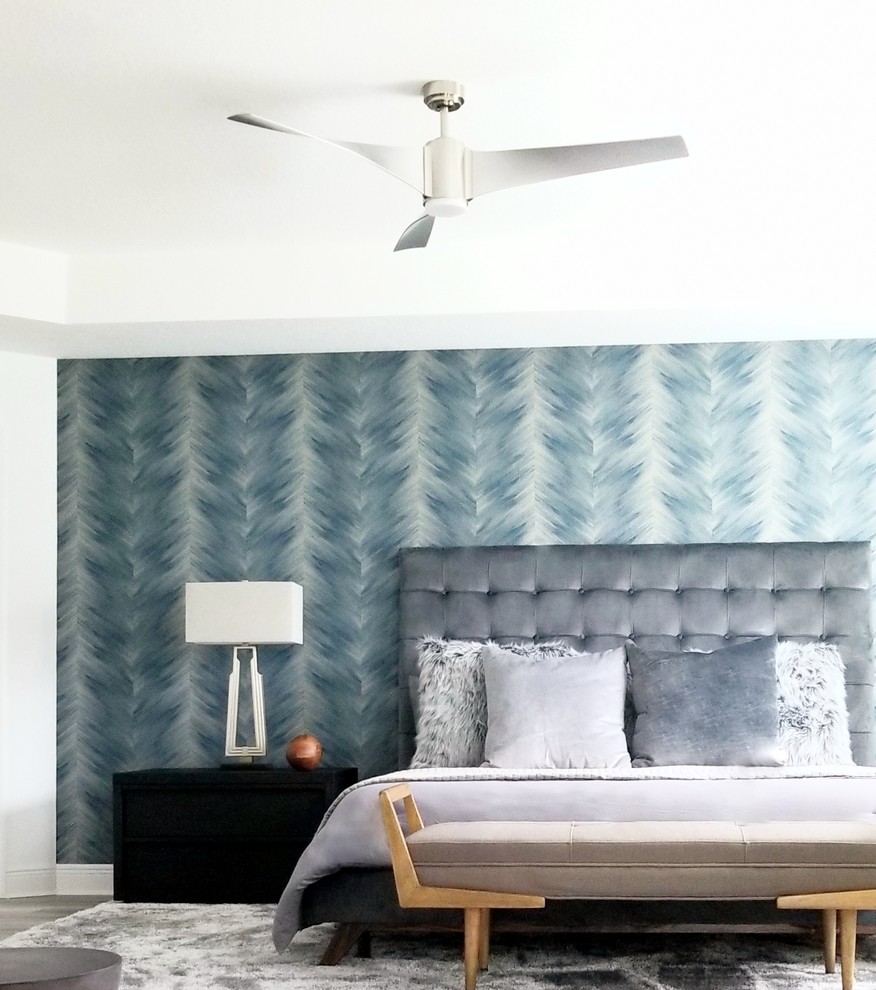 Réalisation d'une chambre design avec un mur bleu et un sol gris.