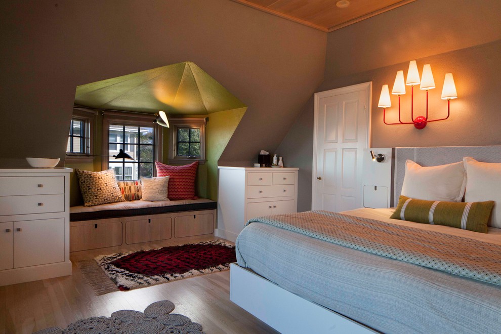 Immagine di una camera da letto design con pareti grigie