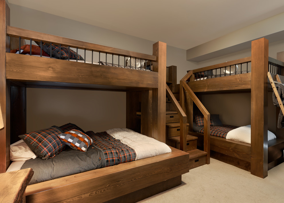 他の地域にあるラスティックスタイルのおしゃれな客用寝室 (グレーの壁、カーペット敷き、ベージュの床)