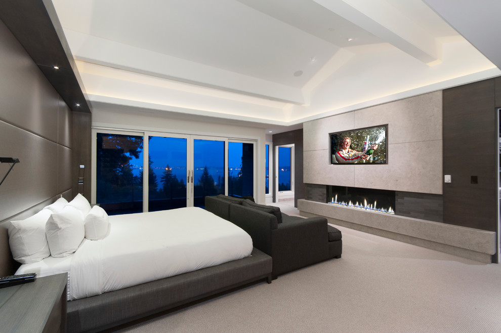 Пример оригинального дизайна: хозяйская спальня в современном стиле с серыми стенами, ковровым покрытием и горизонтальным камином
