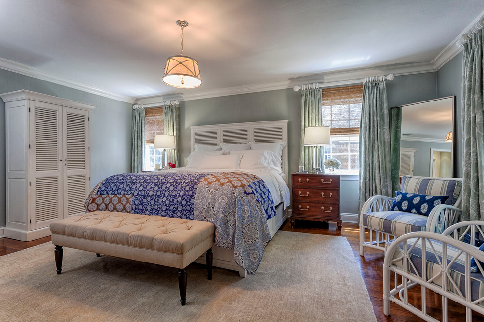 Свежая идея для дизайна: хозяйская спальня среднего размера в морском стиле с синими стенами и ковровым покрытием без камина - отличное фото интерьера