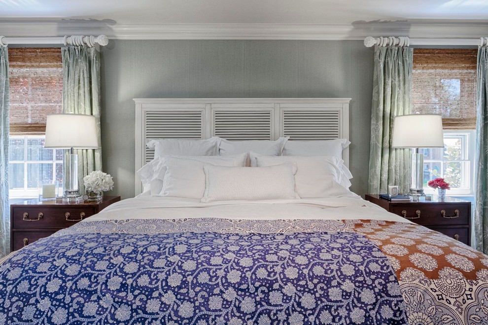 Imagen de dormitorio principal marinero de tamaño medio sin chimenea con paredes azules y moqueta