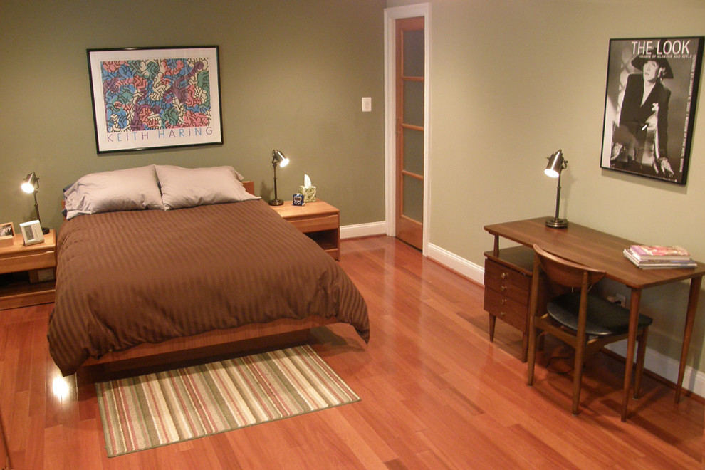 Immagine di una camera matrimoniale contemporanea di medie dimensioni con pareti verdi, pavimento in legno massello medio e nessun camino