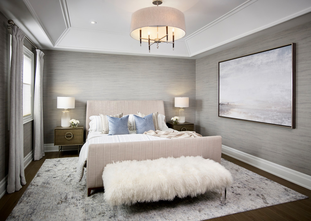 Diseño de dormitorio principal clásico renovado grande con paredes blancas, suelo de madera clara, suelo marrón, casetón y papel pintado