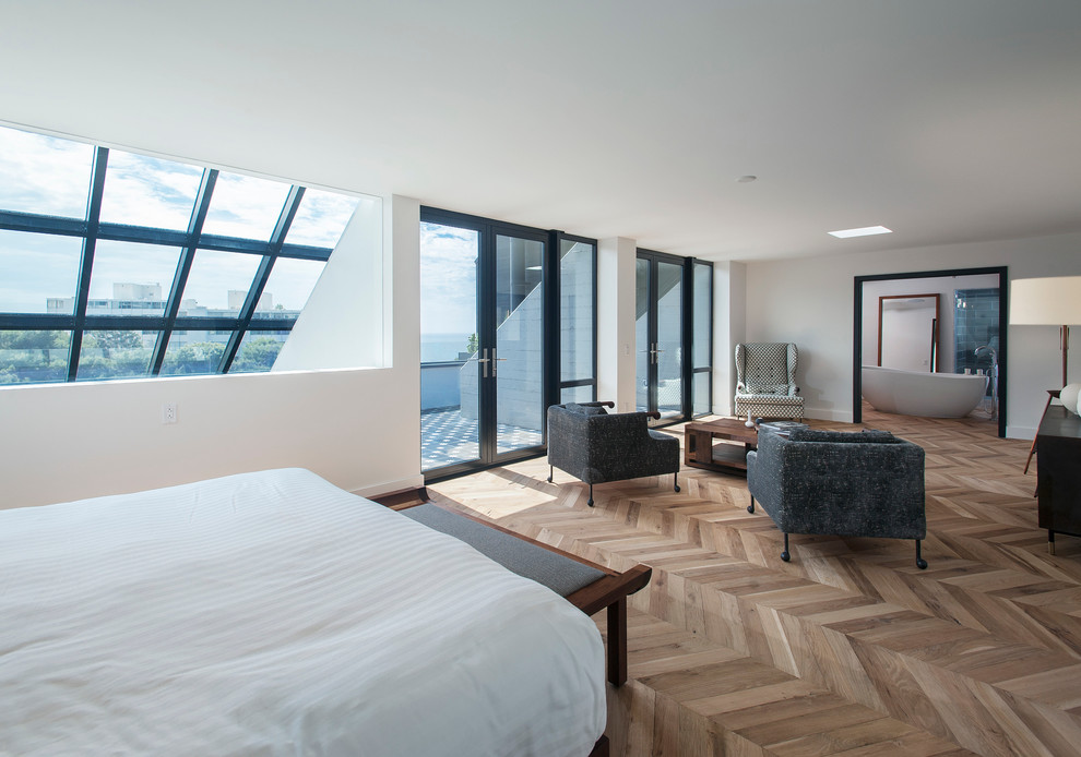 Skandinavisches Schlafzimmer ohne Kamin mit weißer Wandfarbe und hellem Holzboden in Los Angeles