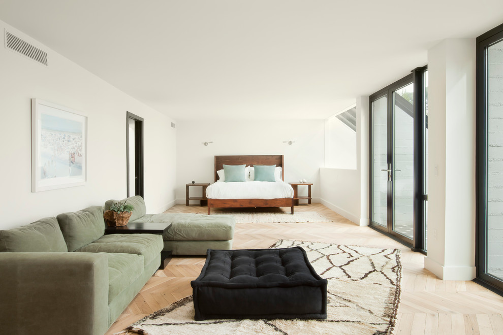 На фото: огромная спальня на антресоли в современном стиле с белыми стенами и светлым паркетным полом с