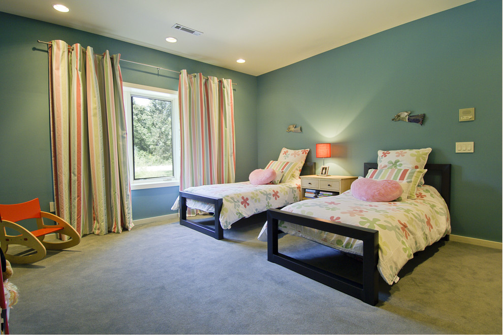 Imagen de dormitorio moderno grande con paredes azules y moqueta