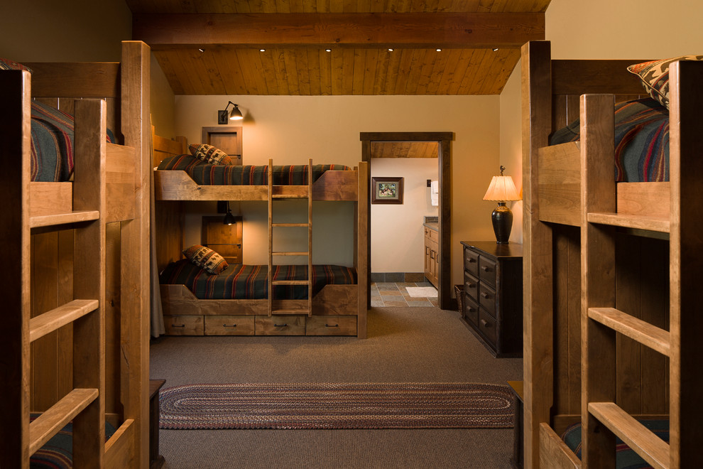 Imagen de habitación de invitados rústica de tamaño medio sin chimenea con paredes beige, moqueta y suelo marrón