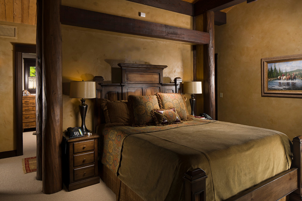 Imagen de dormitorio principal rústico de tamaño medio sin chimenea con paredes amarillas, moqueta y suelo beige