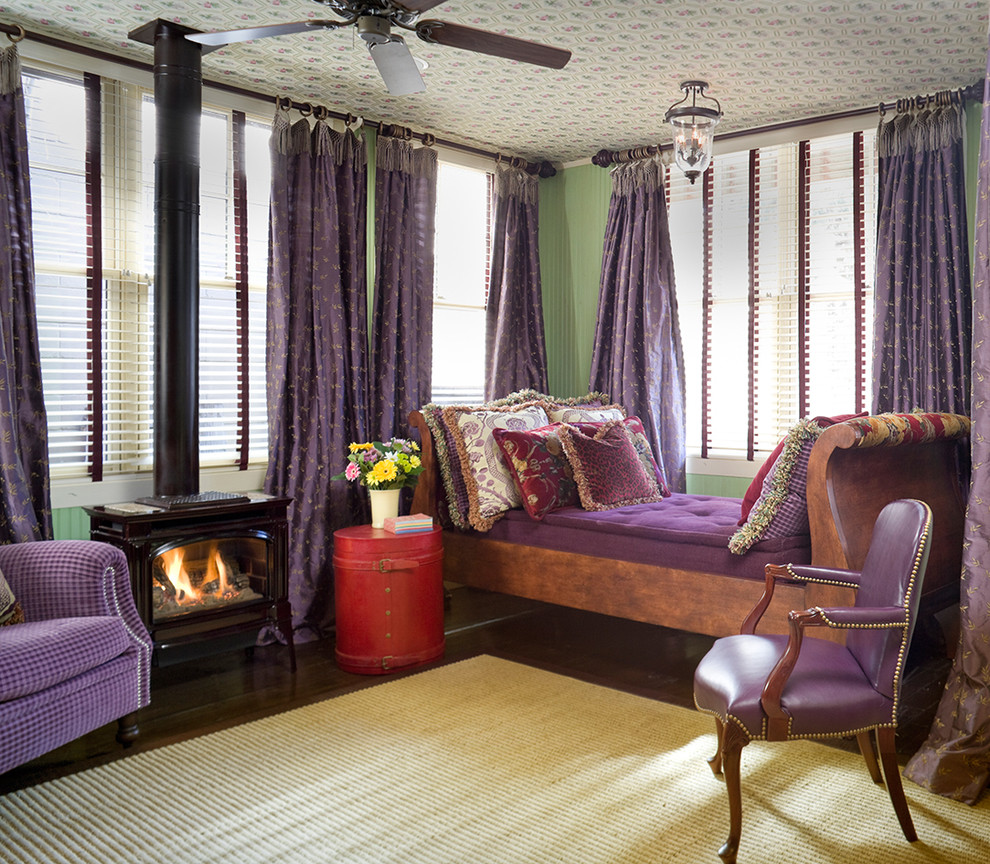 Uriges Schlafzimmer mit grüner Wandfarbe und dunklem Holzboden in Denver