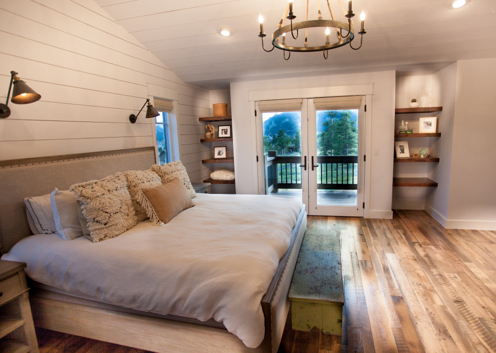Пример оригинального дизайна: хозяйская спальня среднего размера в стиле рустика с серыми стенами, светлым паркетным полом и коричневым полом без камина