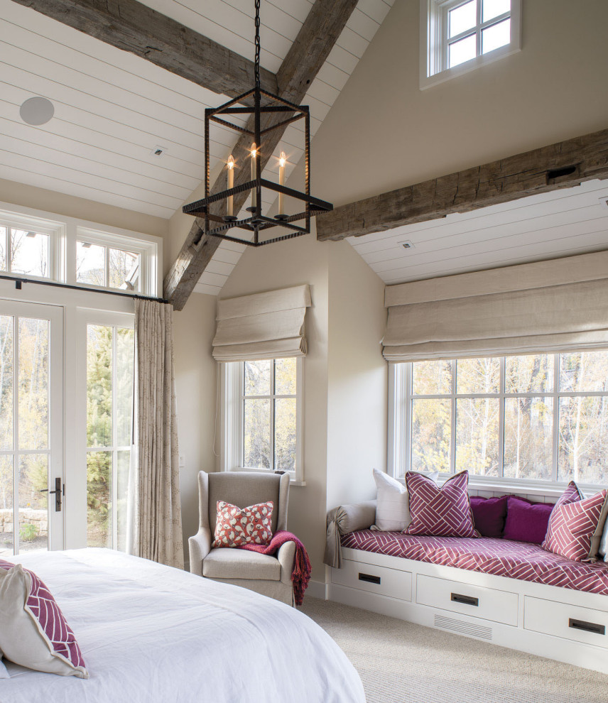 Großes Country Hauptschlafzimmer mit beiger Wandfarbe, Teppichboden, beigem Boden und Holzdecke in Seattle