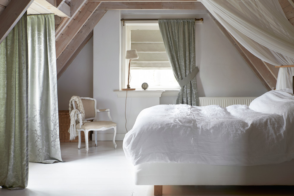 Inspiration för ett litet shabby chic-inspirerat sovloft, med vita väggar