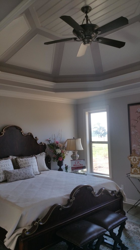 Aménagement d'une grande chambre parentale classique avec un mur gris, un sol en bois brun, aucune cheminée et un sol marron.