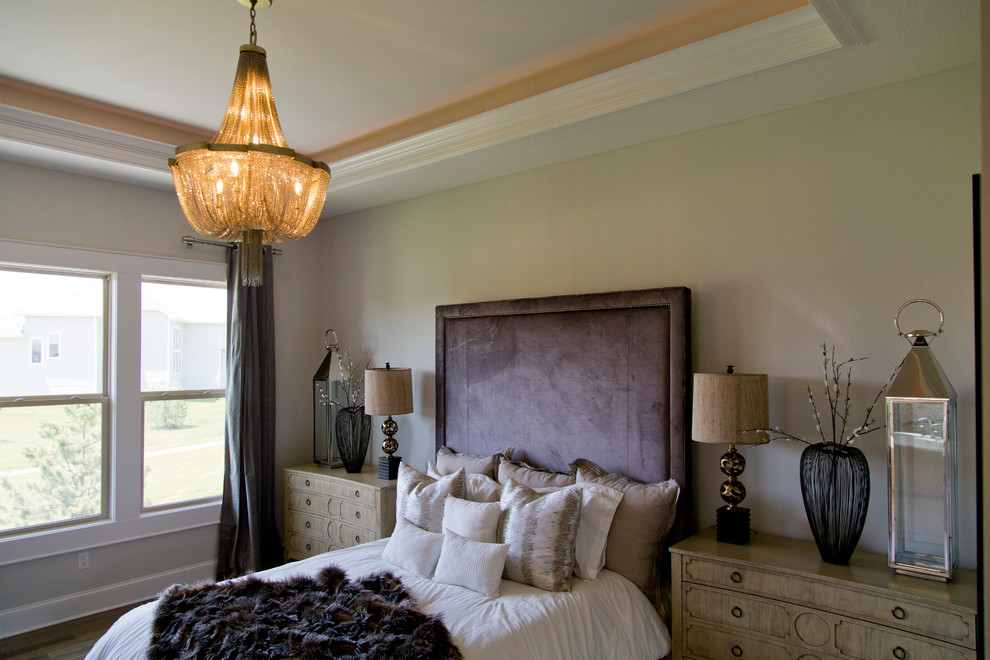 Idée de décoration pour une grande chambre parentale minimaliste avec un mur gris, un sol en bois brun et un sol marron.