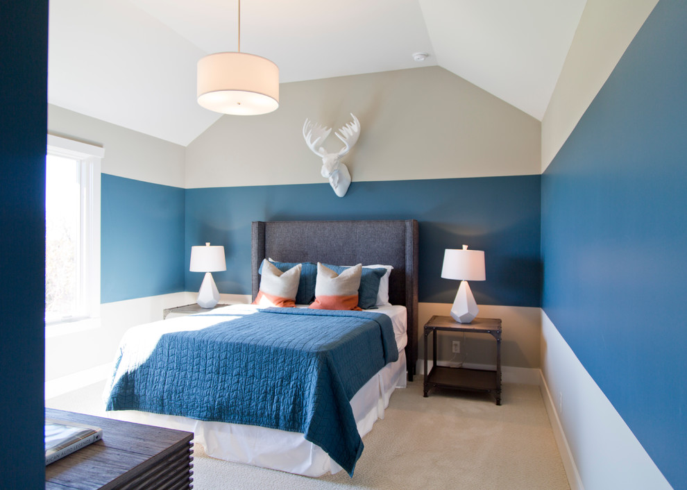 Ejemplo de habitación de invitados tradicional renovada grande con paredes azules y moqueta