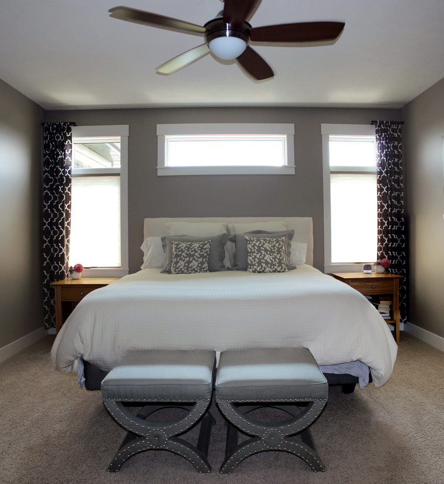 Diseño de dormitorio principal clásico renovado de tamaño medio sin chimenea con paredes grises, moqueta y suelo gris