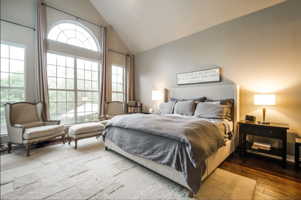 Ejemplo de dormitorio principal clásico renovado de tamaño medio sin chimenea con paredes grises y suelo de madera oscura