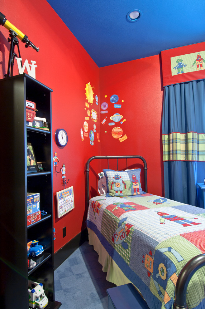 Diseño de dormitorio contemporáneo de tamaño medio con paredes rojas y moqueta