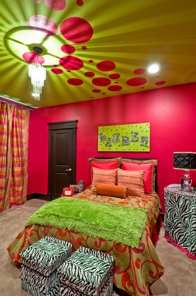 Пример оригинального дизайна: спальня среднего размера в современном стиле с красными стенами и ковровым покрытием