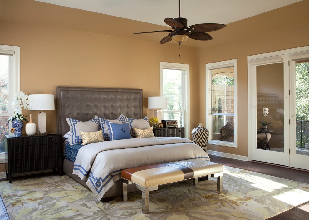 Inspiration för ett vintage sovrum, med bruna väggar och mörkt trägolv