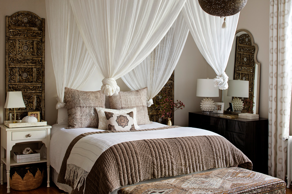 Exempel på ett klassiskt sovrum, med beige väggar, mörkt trägolv och brunt golv