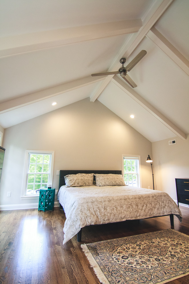 Ejemplo de dormitorio principal tradicional grande sin chimenea con paredes beige, suelo de madera en tonos medios y suelo marrón