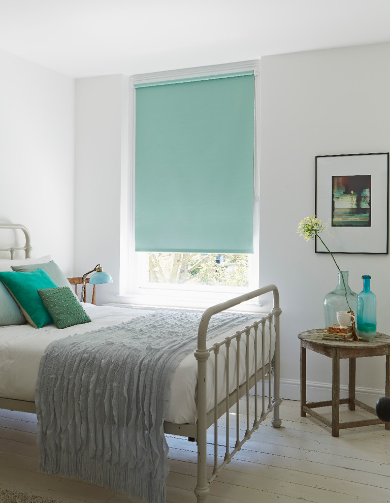 Imagen de dormitorio clásico sin chimenea con paredes blancas y suelo de madera pintada