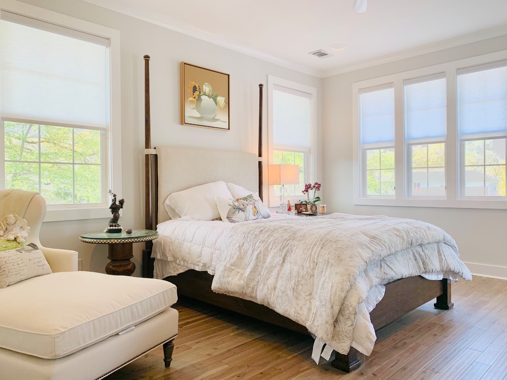 Пример оригинального дизайна: хозяйская спальня в стиле фьюжн с серыми стенами, полом из бамбука и коричневым полом