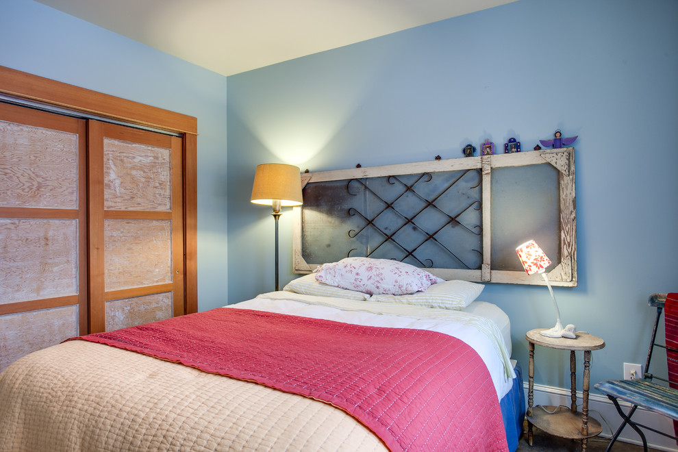 Exempel på ett lantligt sovrum, med blå väggar
