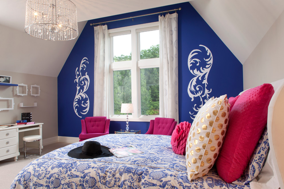 Ejemplo de dormitorio clásico renovado sin chimenea con paredes azules y moqueta