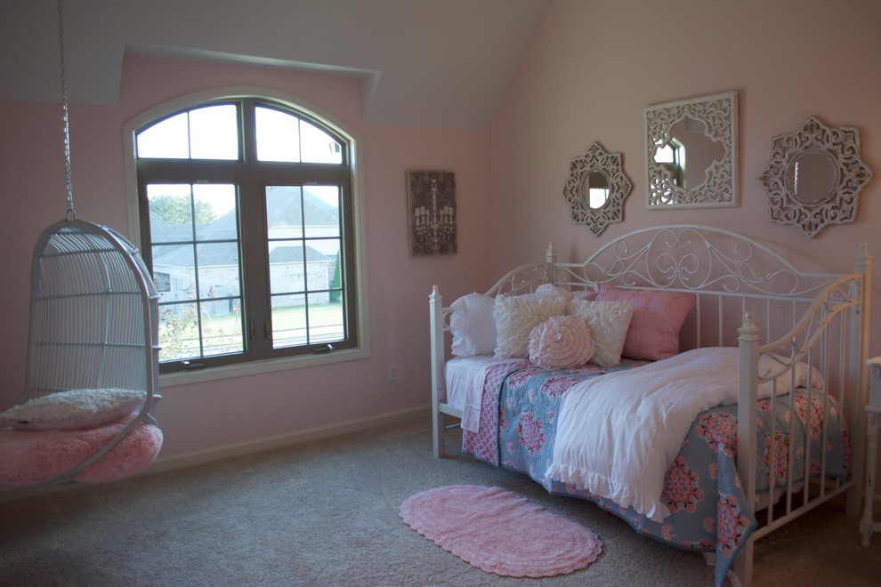 Стильный дизайн: гостевая спальня среднего размера, (комната для гостей) в современном стиле с ковровым покрытием без камина - последний тренд