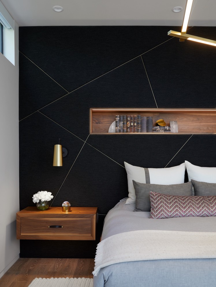 На фото: хозяйская спальня в современном стиле с черными стенами и темным паркетным полом с