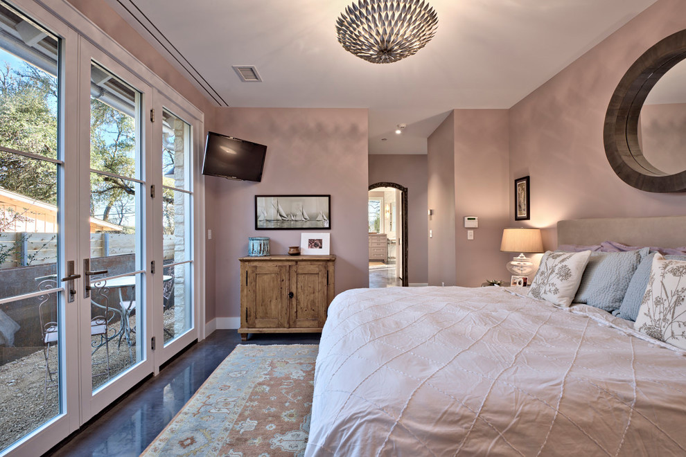 Ejemplo de dormitorio principal clásico renovado grande sin chimenea con paredes rosas, suelo de cemento y suelo gris