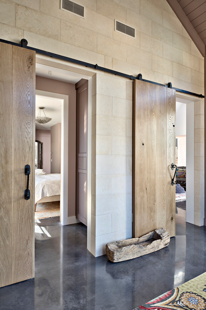 Пример оригинального дизайна: большая хозяйская спальня в стиле неоклассика (современная классика) с бетонным полом, серым полом и розовыми стенами