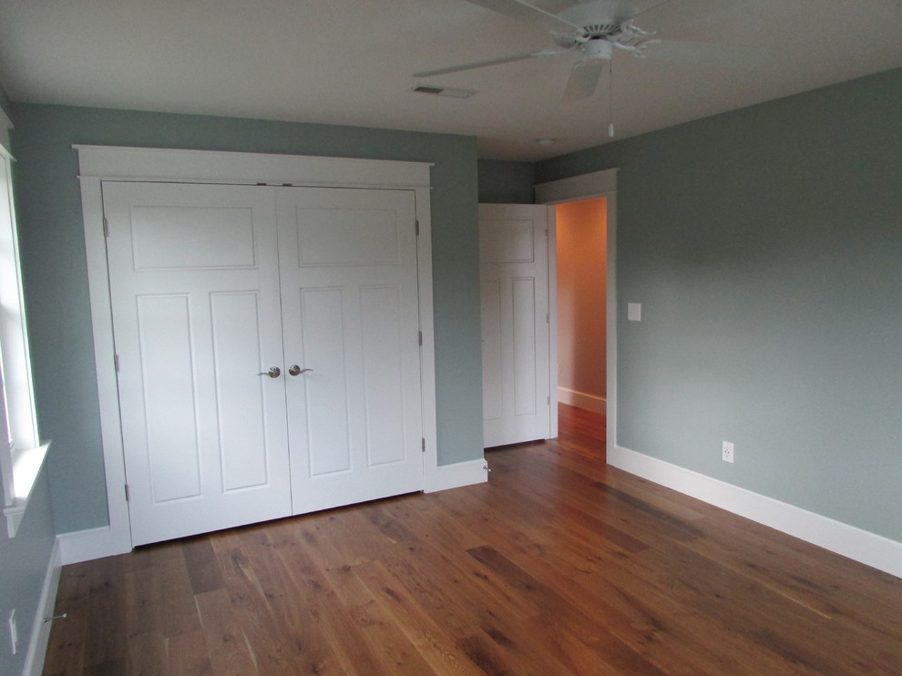 Foto de habitación de invitados clásica renovada de tamaño medio con paredes grises y suelo de madera en tonos medios