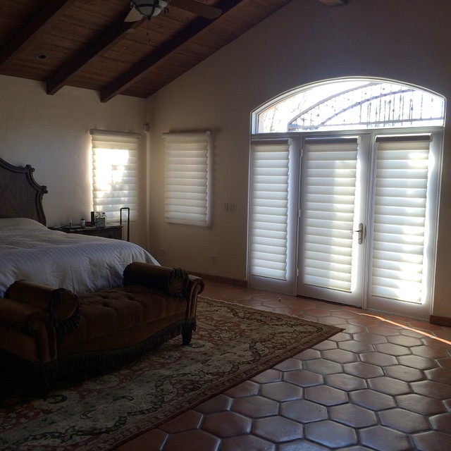 Roman Shades Méditerranéen Chambre Santa Barbara par Coastal