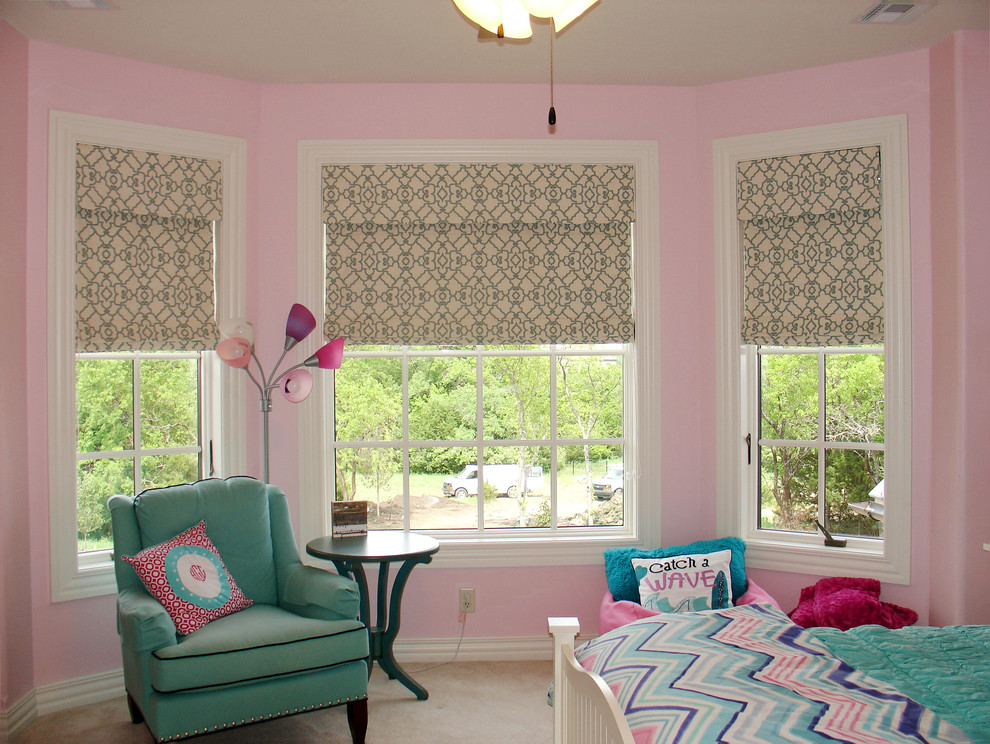 Foto på ett amerikanskt sovrum, med rosa väggar
