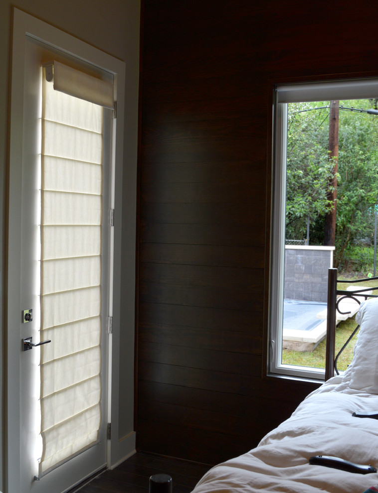 Источник вдохновения для домашнего уюта: хозяйская спальня среднего размера в классическом стиле с коричневыми стенами и темным паркетным полом