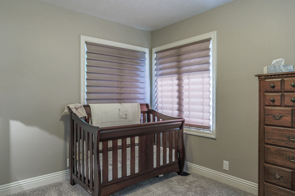 Стильный дизайн: комната для малыша в классическом стиле с бежевыми стенами и ковровым покрытием - последний тренд