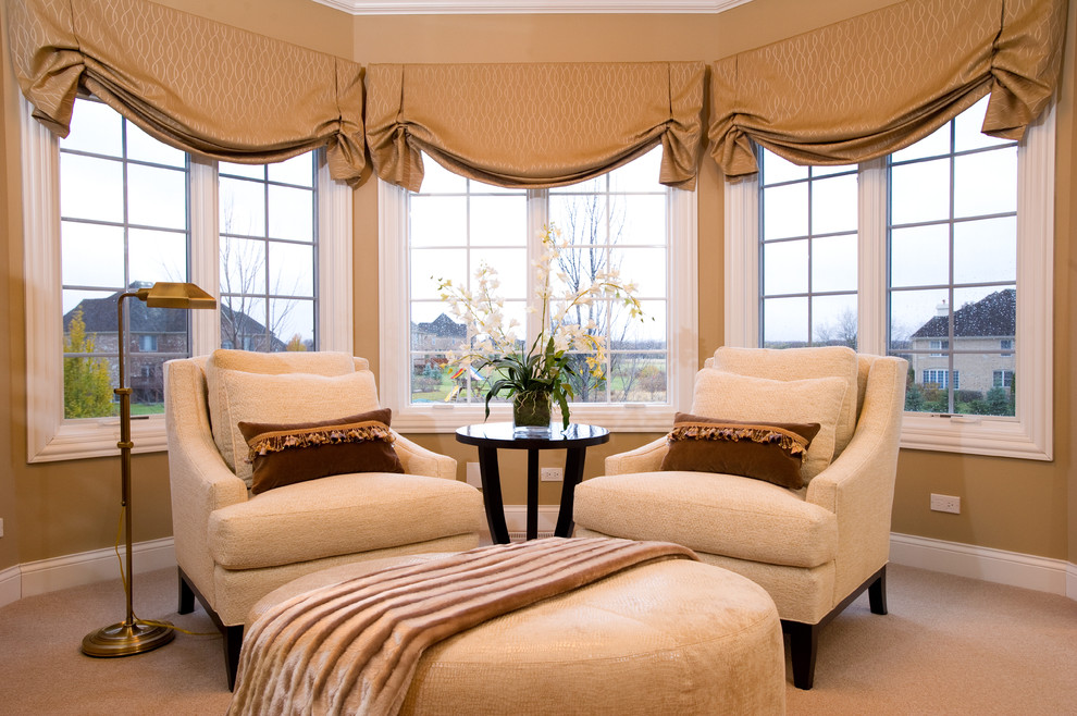Imagen de dormitorio principal clásico de tamaño medio con paredes beige, moqueta y suelo beige