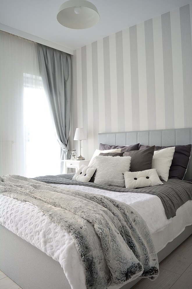 Kleines Shabby-Chic Hauptschlafzimmer ohne Kamin mit weißer Wandfarbe und hellem Holzboden in Sonstige