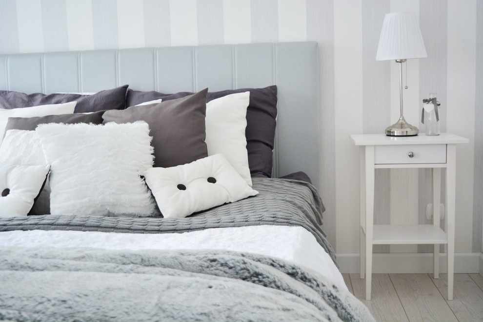 На фото: маленькая хозяйская спальня в стиле шебби-шик с белыми стенами и светлым паркетным полом без камина для на участке и в саду с