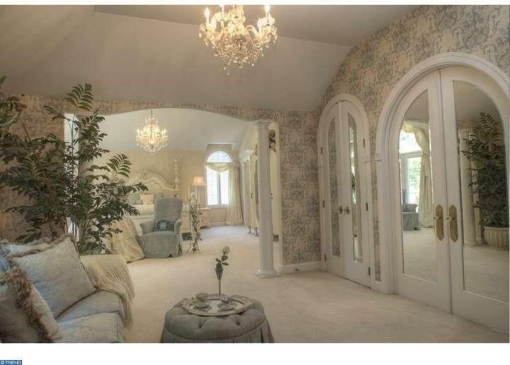 Foto de dormitorio principal romántico grande sin chimenea con paredes blancas y moqueta