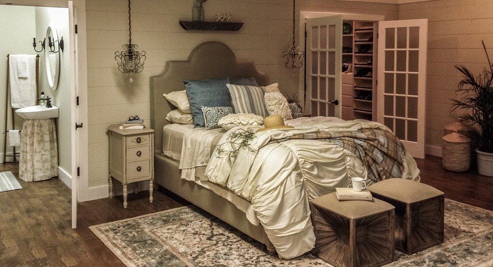 Foto de dormitorio romántico sin chimenea con paredes beige y suelo de madera en tonos medios