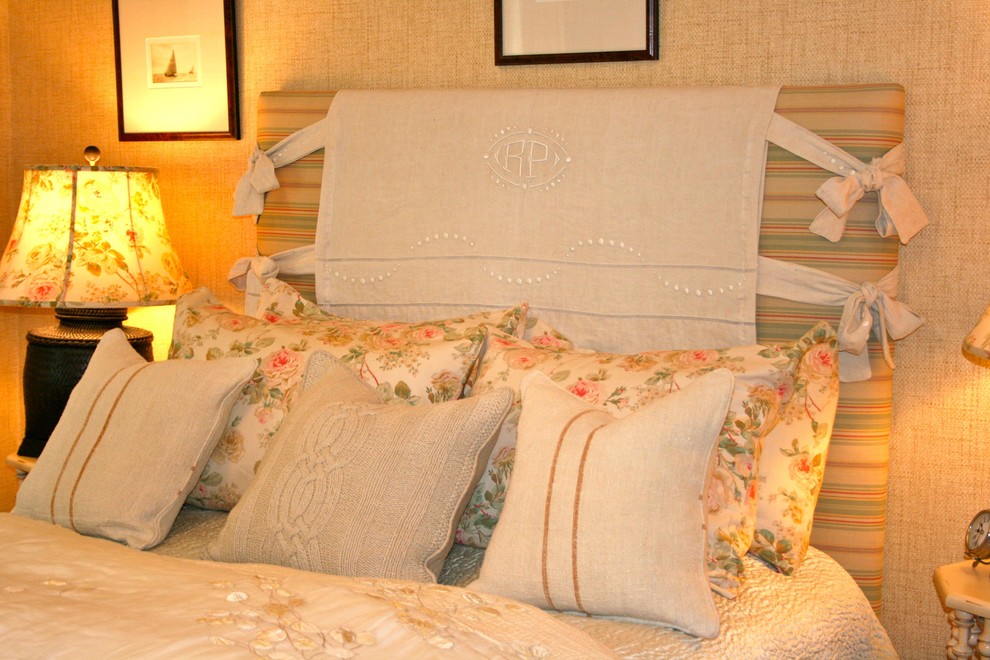 This is an example of a coastal bedroom in Los Angeles.