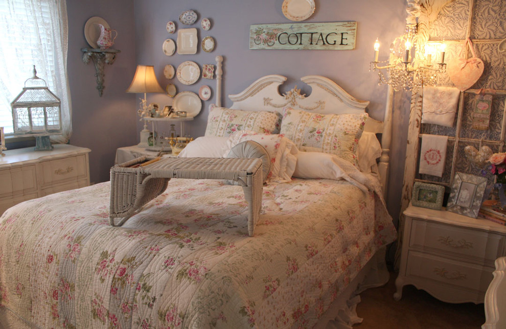 Inredning av ett shabby chic-inspirerat sovrum, med lila väggar