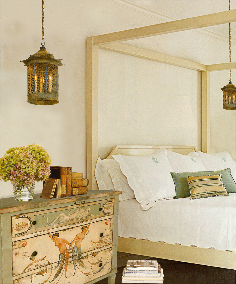 Modelo de dormitorio principal clásico de tamaño medio sin chimenea con paredes beige y suelo de madera clara