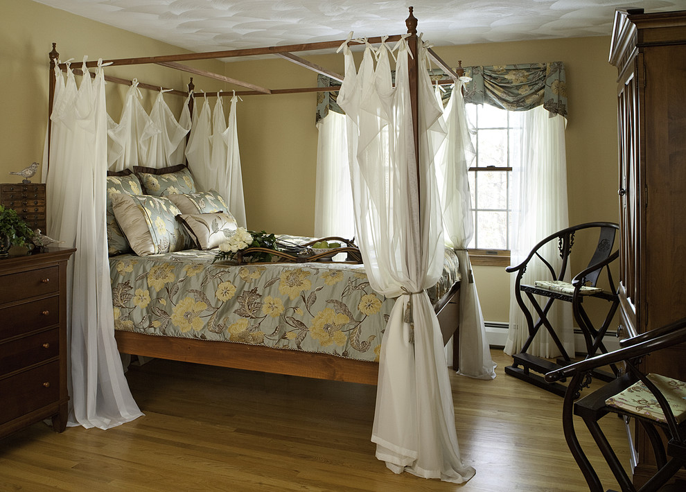 ボストンにあるトラディショナルスタイルのおしゃれな寝室 (ベージュの壁、無垢フローリング) のレイアウト