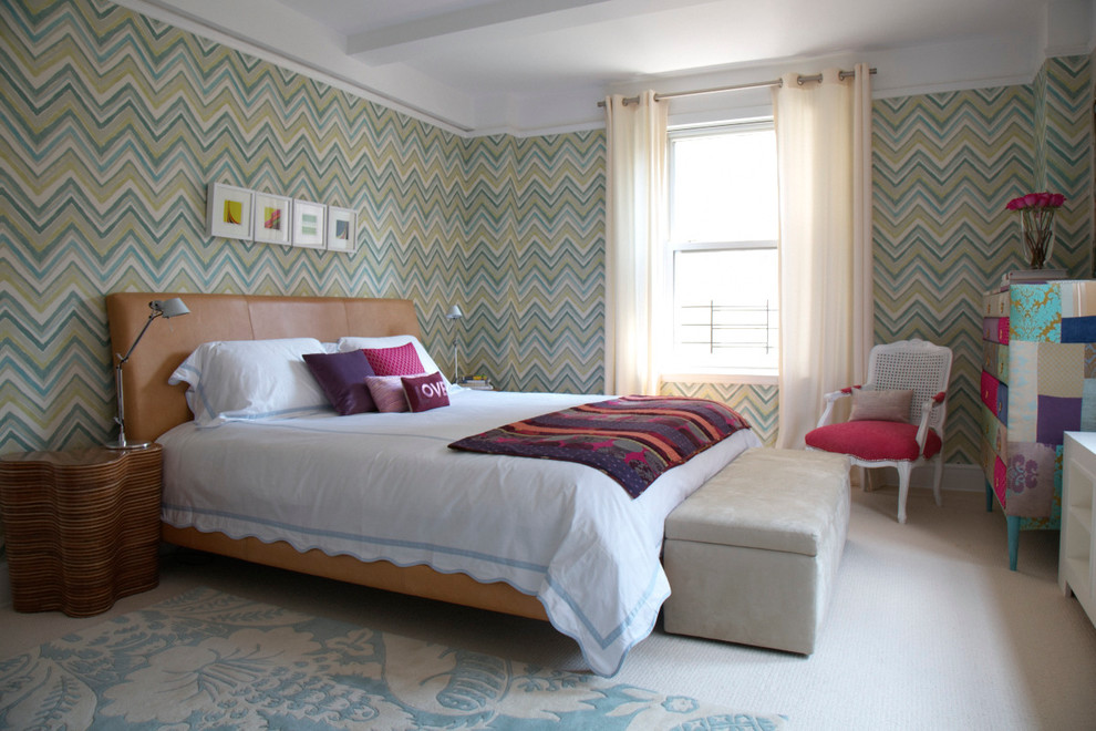 Стильный дизайн: хозяйская спальня среднего размера в современном стиле с разноцветными стенами и ковровым покрытием без камина - последний тренд